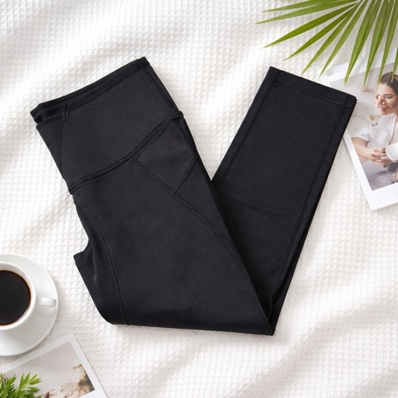 Athleta Pants - Athleta Capri Leggings in Black Size Small